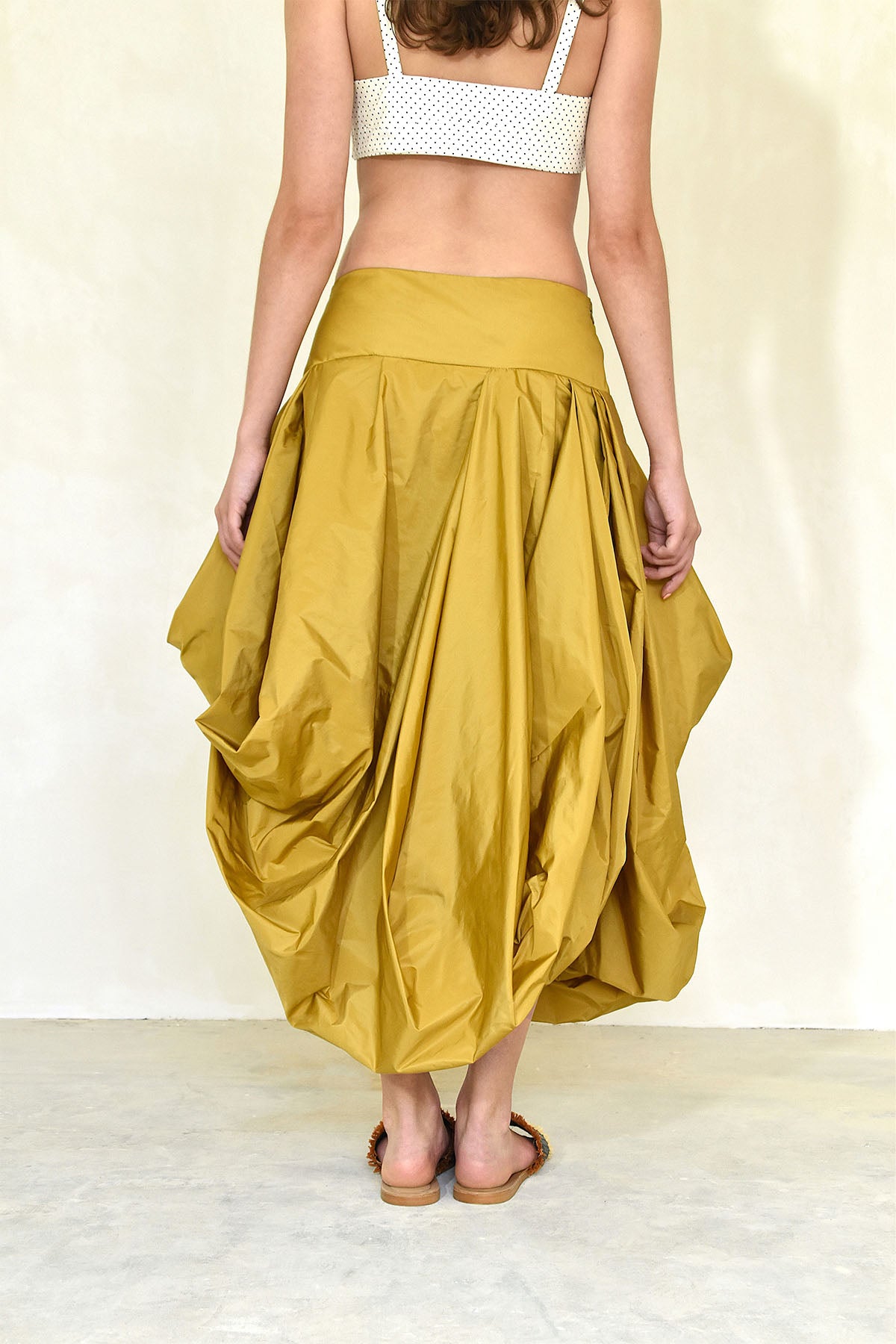 Pleated midi skirt close back